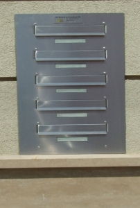 Műkőbe épített postaláda Postaláda műkőbe épített külső