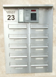 Bp. XII. Németvölgyi út 23 beépített postaláda külső oldal Bp. XII. Németvölgyi út 23 postaláda külső oldal