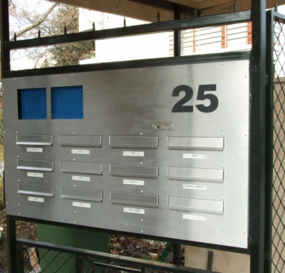 Bp. XII. Németvölgyi út 25 kerítésbe épített postaláda Bp. XII. Németvölgyi út 25 kerítésbe épített postaláda