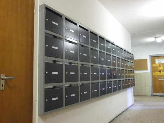 Álló postaláda lépcsőház Álló postaláda lépcsőház