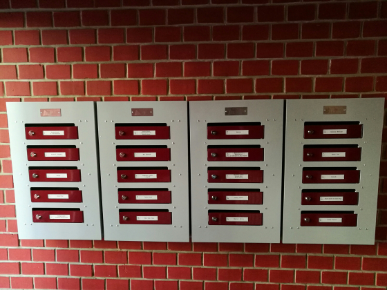 Falba épített postaláda szekrény