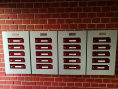 Falba épített postaláda szekrény Falba épített postaláda szekrény