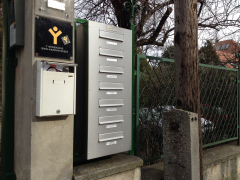 Kerítésbe építhető két oldalas rozsdamentes postaláda Kerítésbe építhető két oldalas rozsdamentes postaláda
